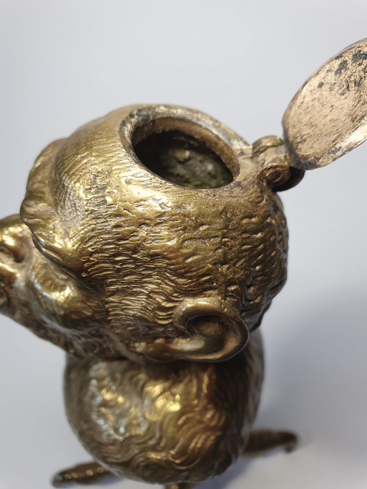 Lucerna con testa di scimmia su zampa di rapace, da motivi rinascimentali