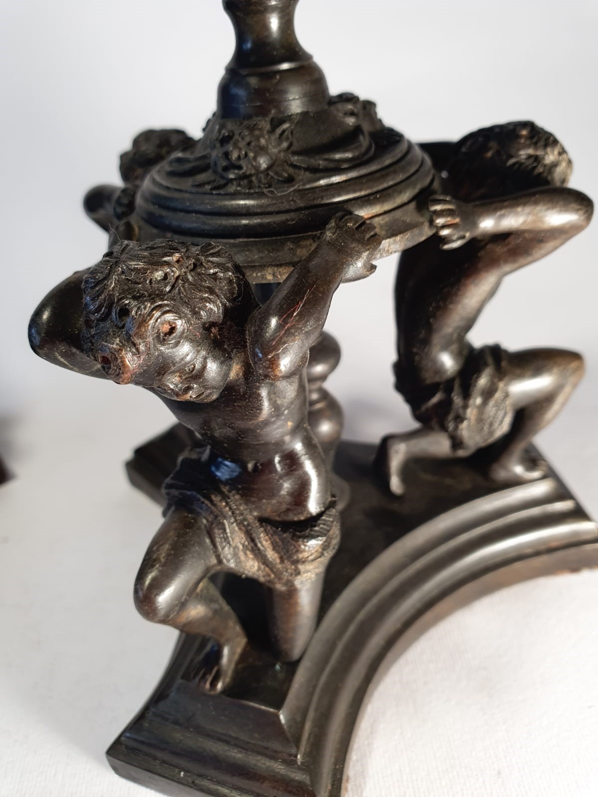 Coppia di candelieri con putti inginocchiati, da modelli rinascimentali