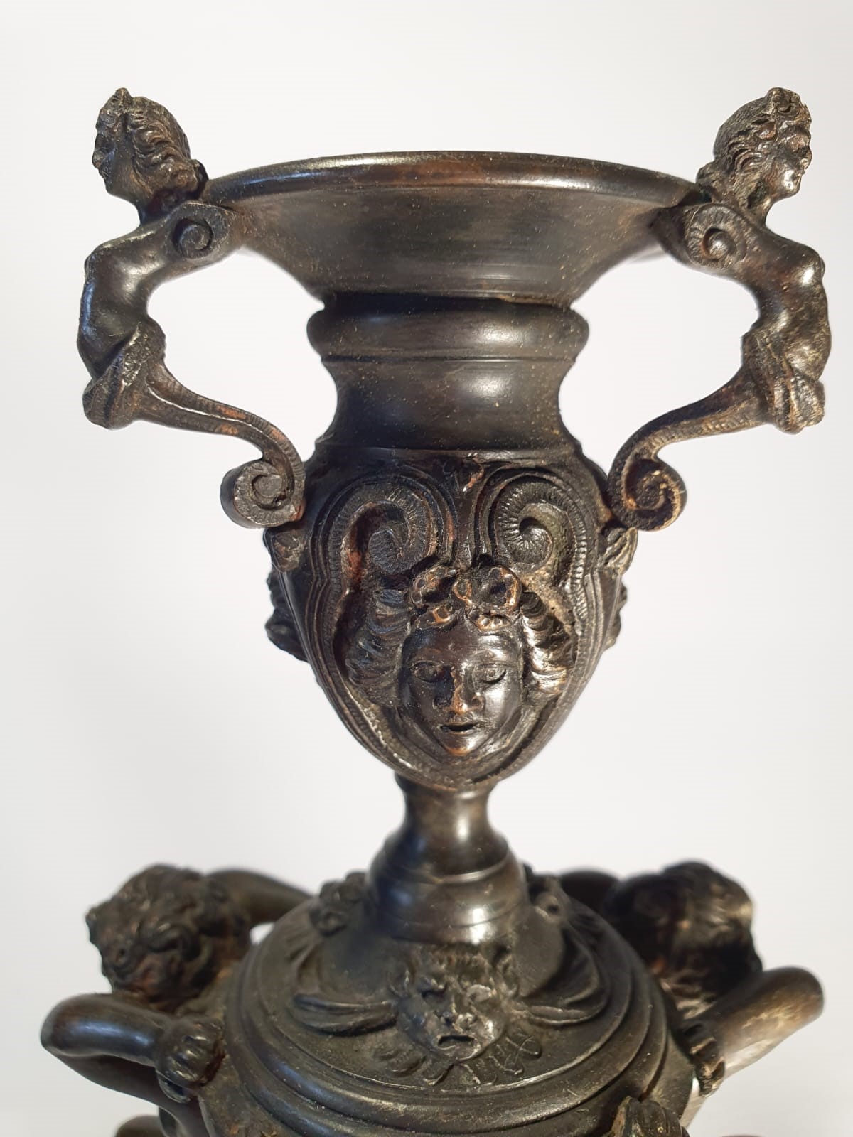 Coppia di candelieri con putti inginocchiati, da modelli rinascimentali