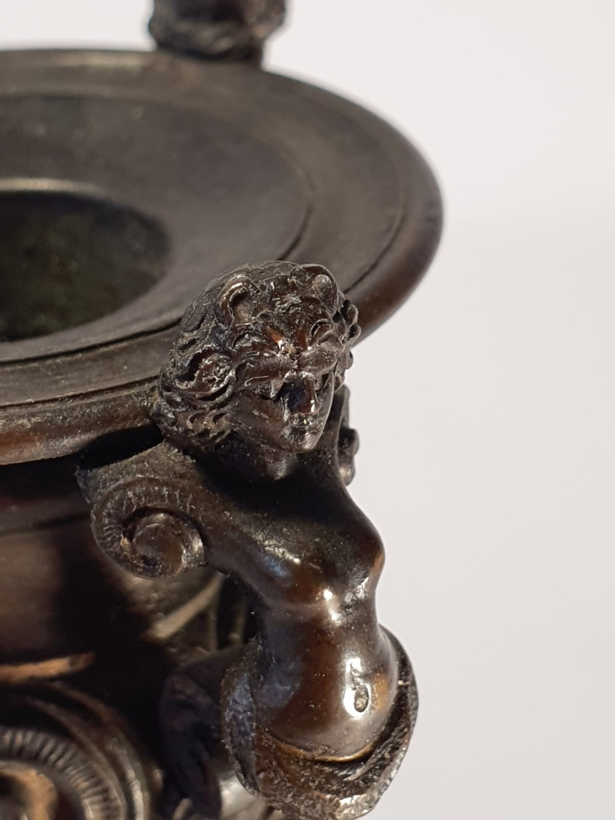 Coppia di candelieri con putti inginocchiati, da modelli rinascimentali