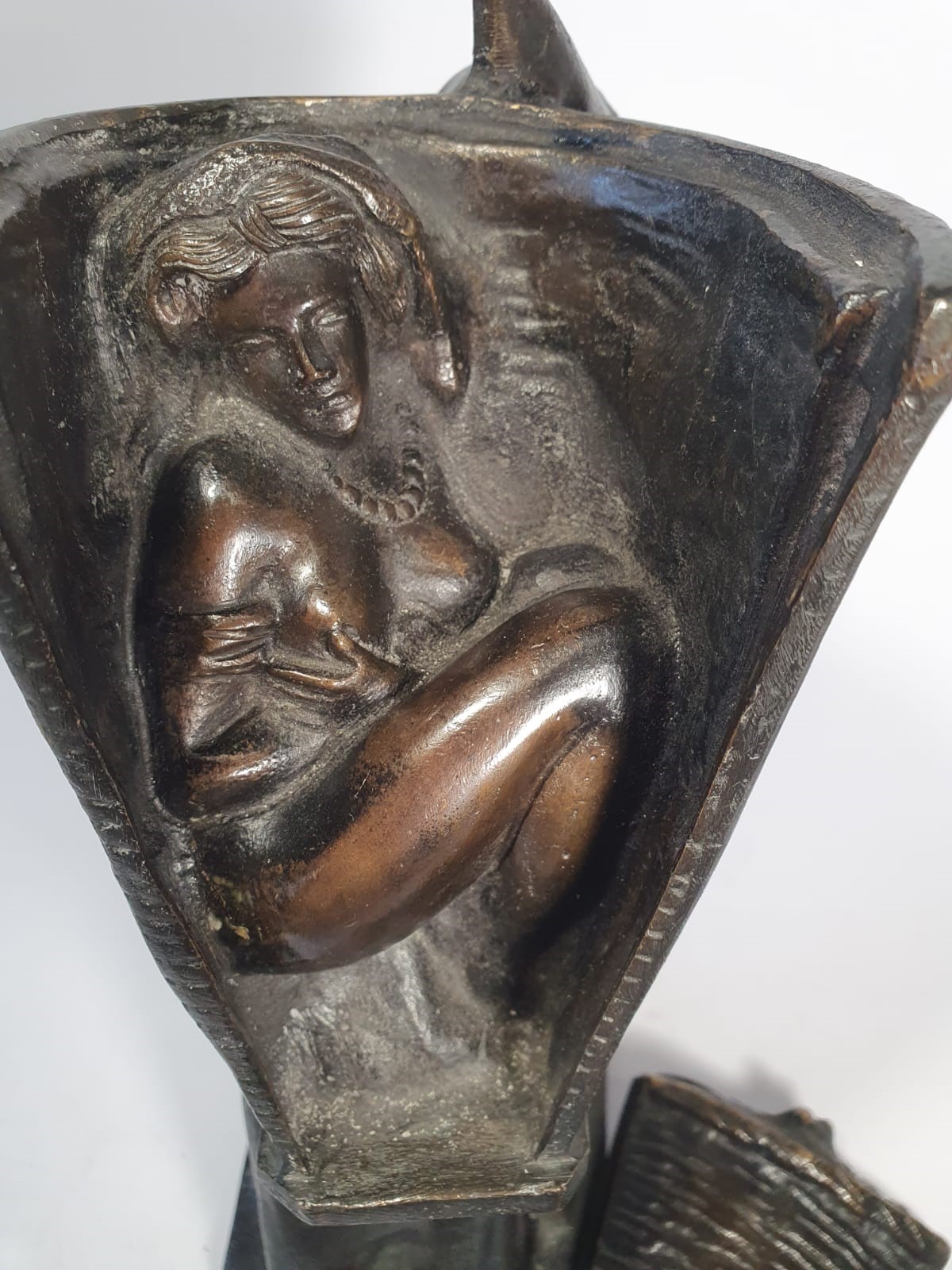 Frate gaudente, con un donna nuda nascosta nella gerla