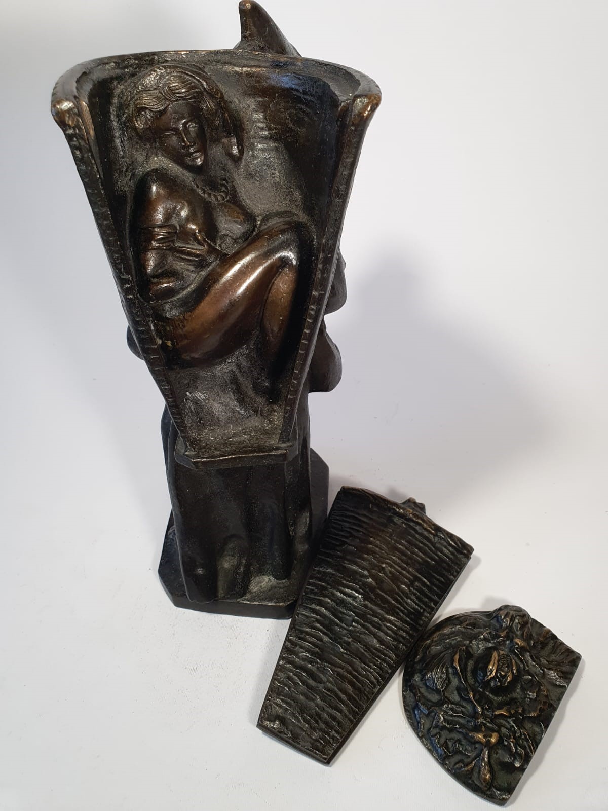 Frate gaudente, con un donna nuda nascosta nella gerla