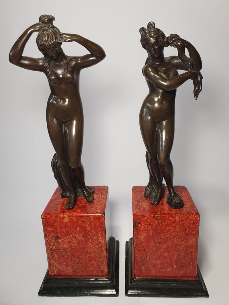 Coppia di bagnanti con vasi