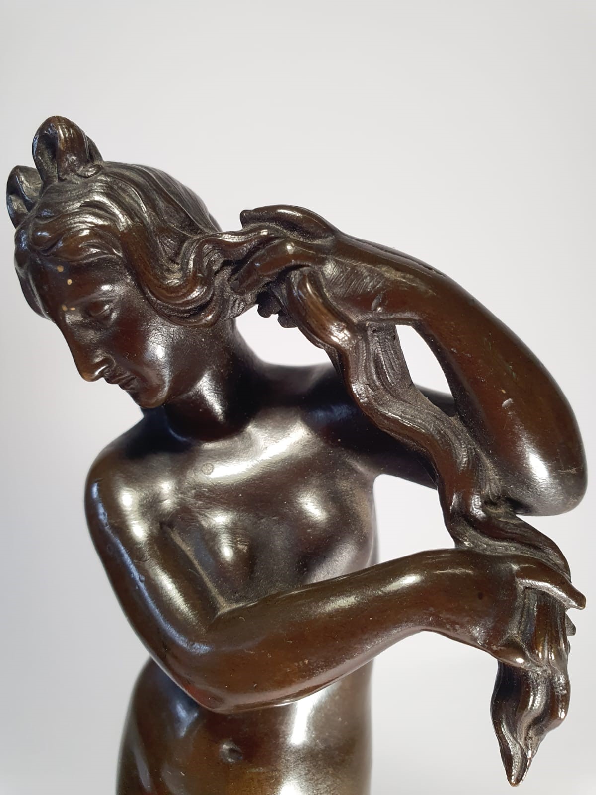 Coppia di bagnanti con vasi