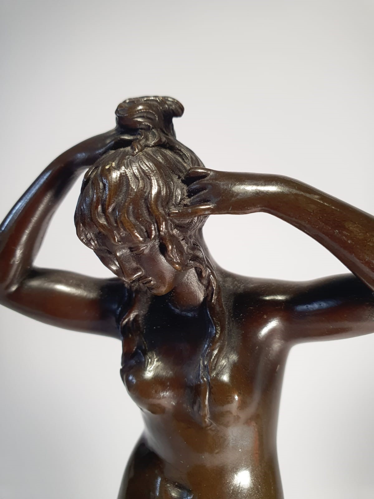 Coppia di bagnanti con vasi