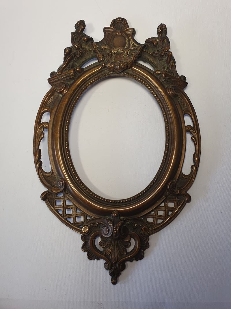 Cornice ovale con allegorie di pittura e scultura