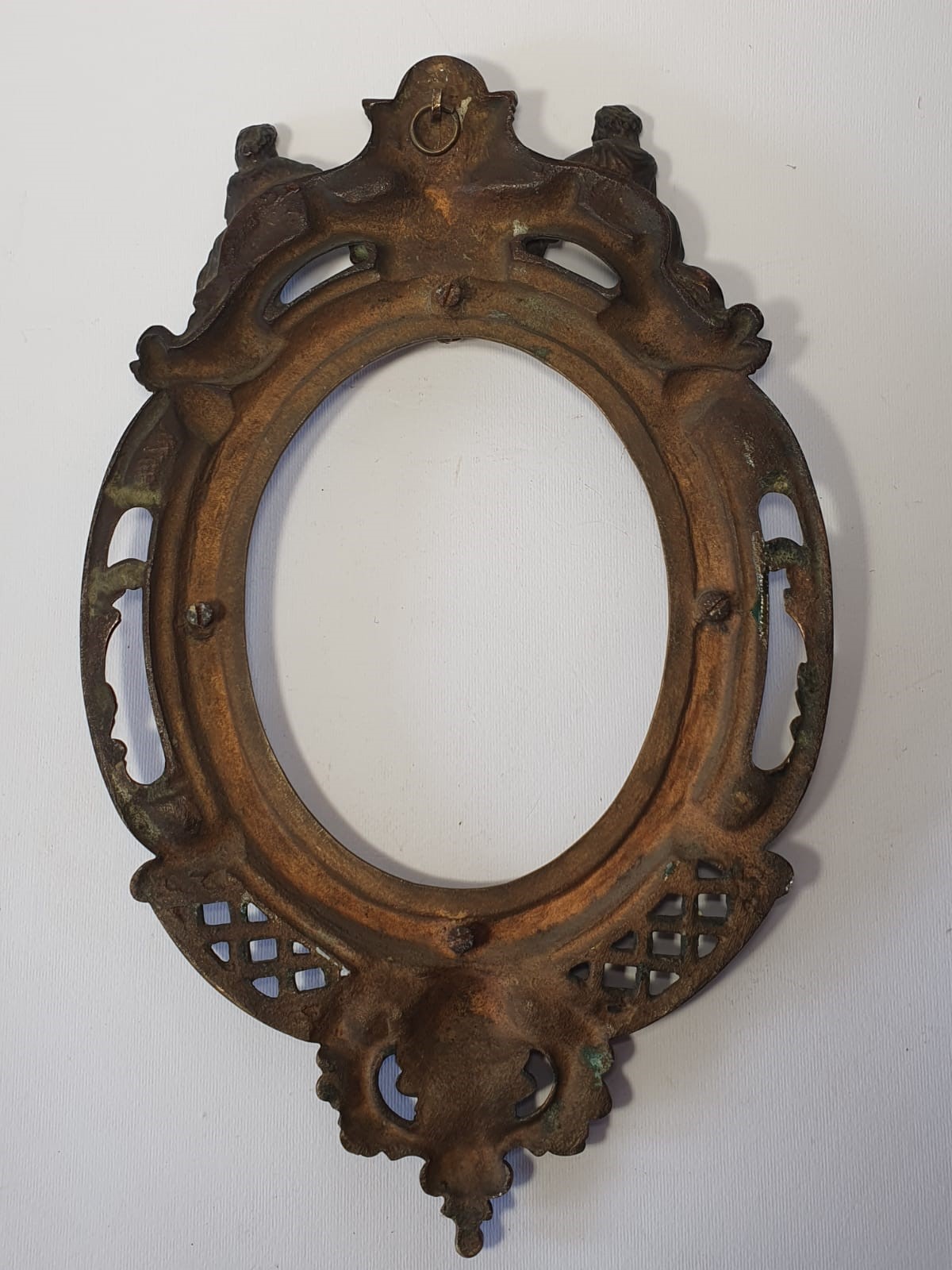 Cornice ovale con allegorie di pittura e scultura