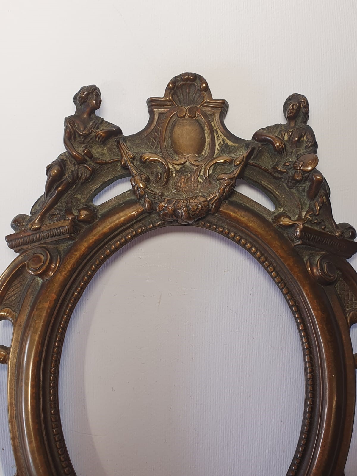 Cornice ovale con allegorie di pittura e scultura