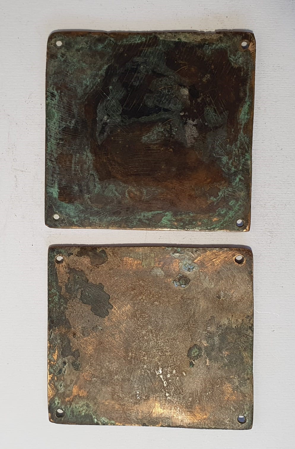 Due placche in smalto