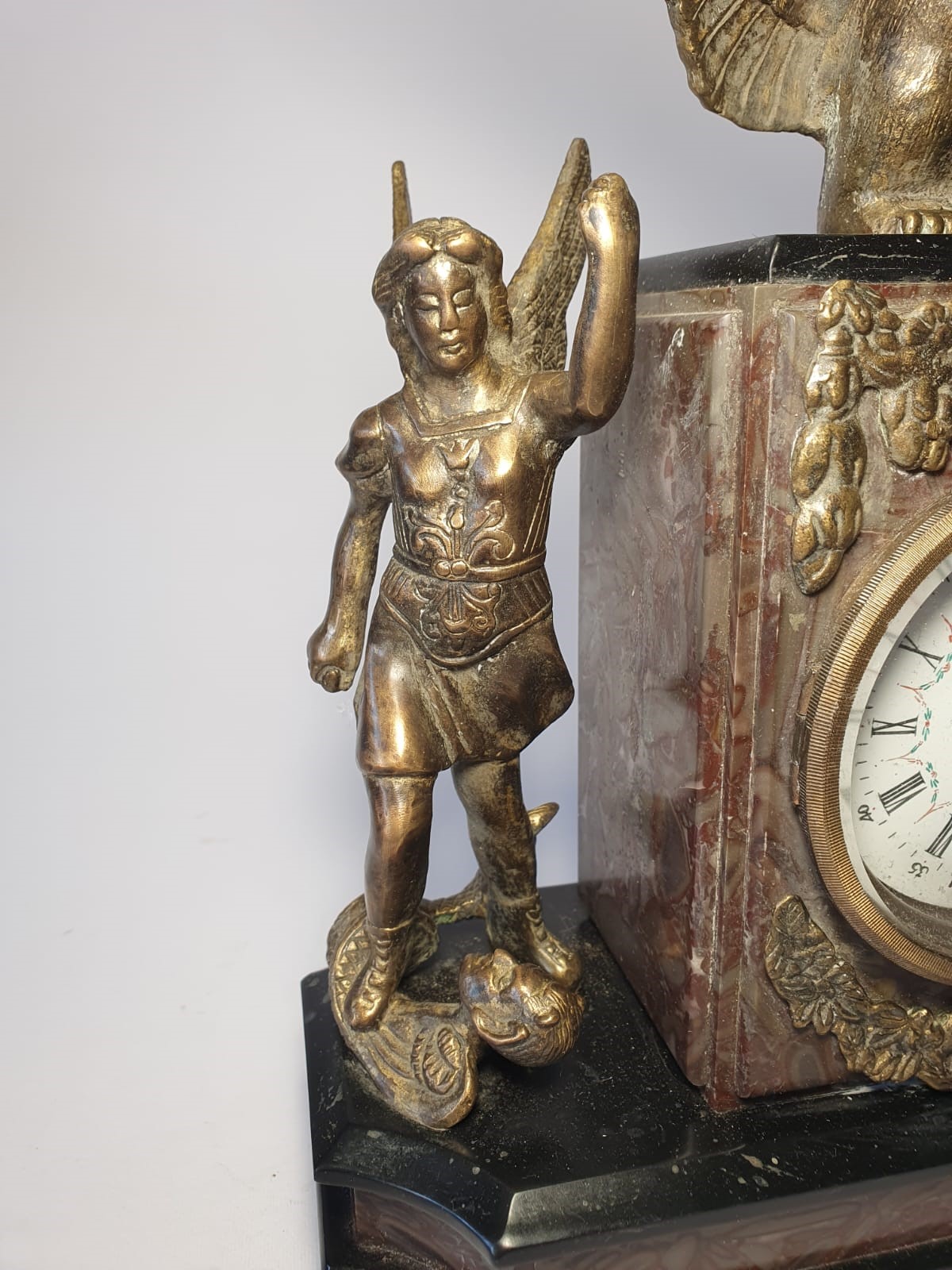 Orologio con San Michele Arcangelo