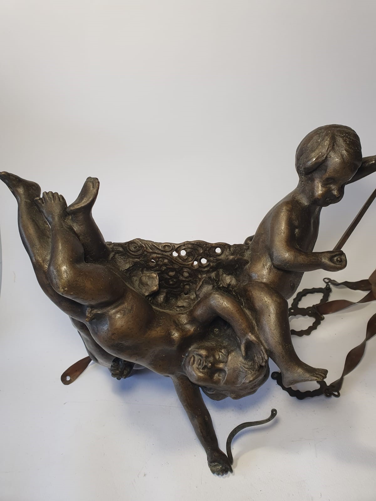 Lampada pensile con putti alati