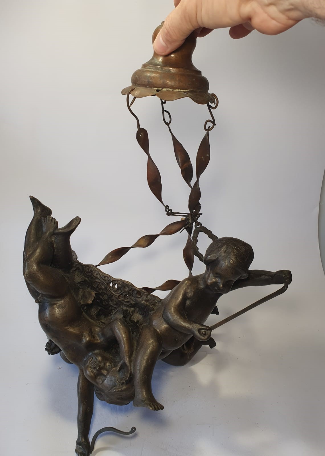 Lampada pensile con putti alati