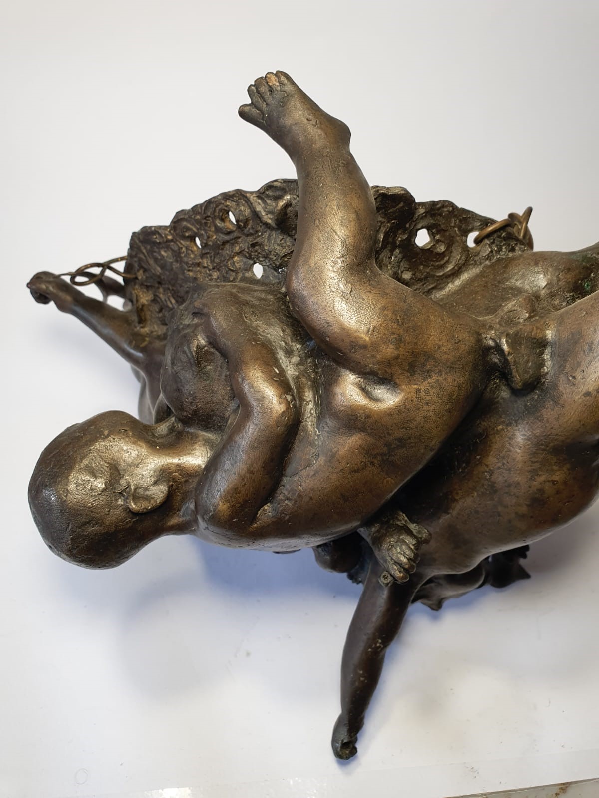 Lampada pensile con putti alati