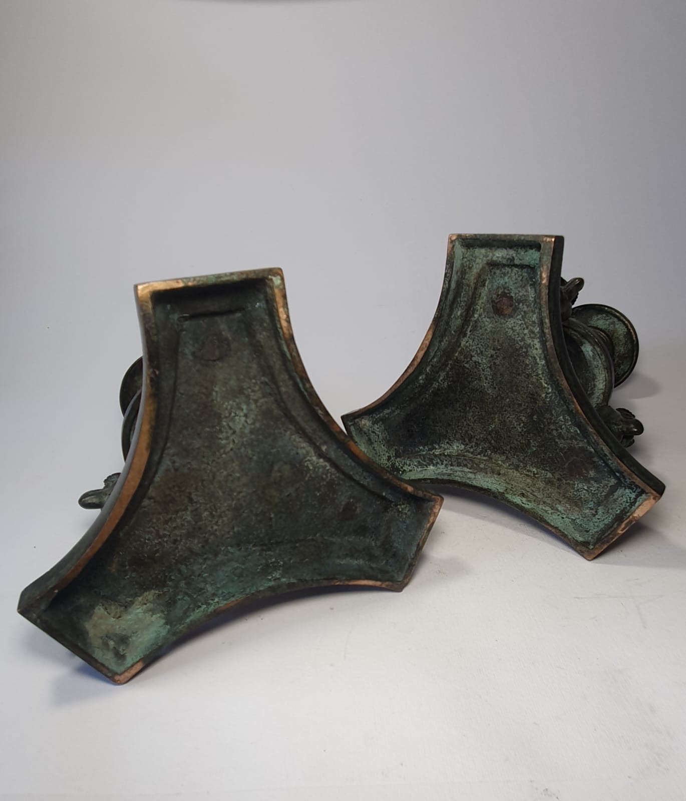 Coppia di candelieri con satiretti