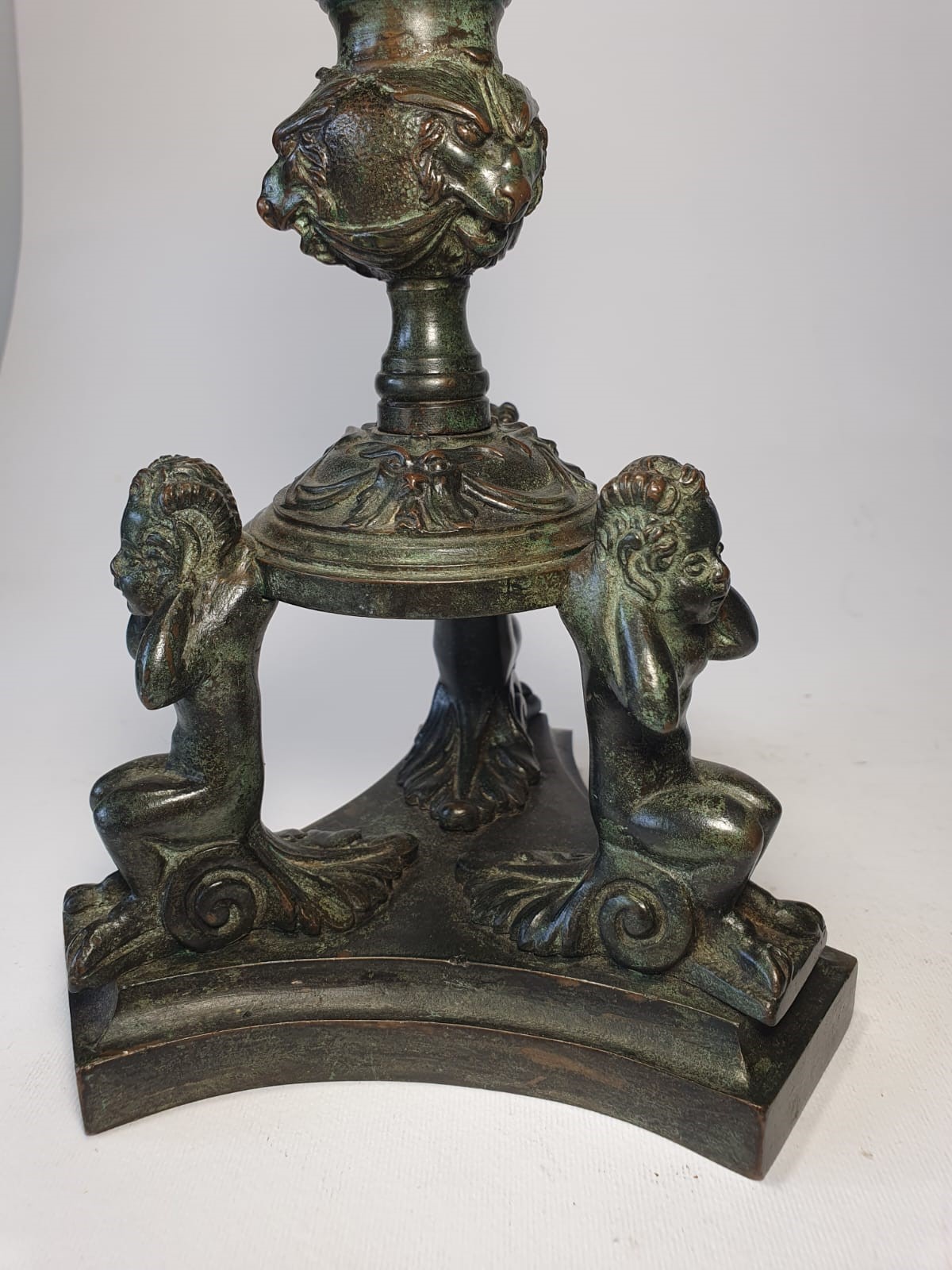 Coppia di candelieri con satiretti