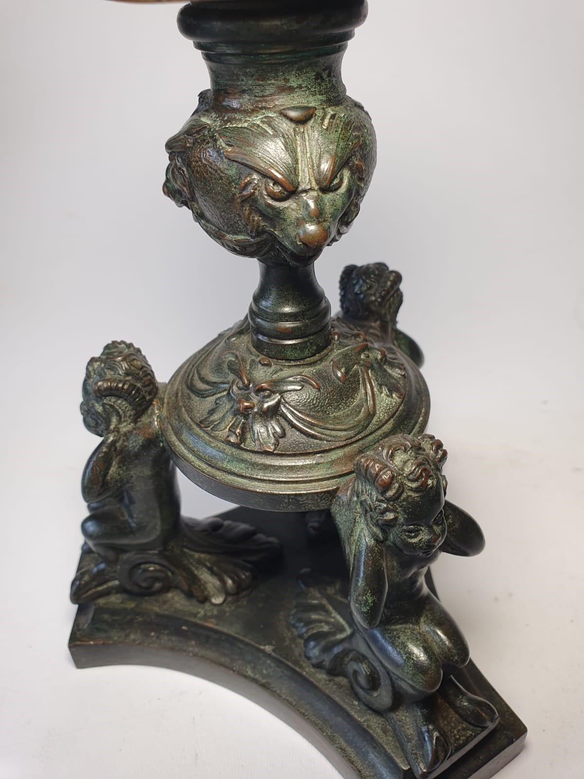 Coppia di candelieri con satiretti