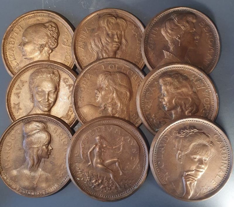 Placche con ritratti di dive anni '60 e placca con Venere "Imperium mundi"