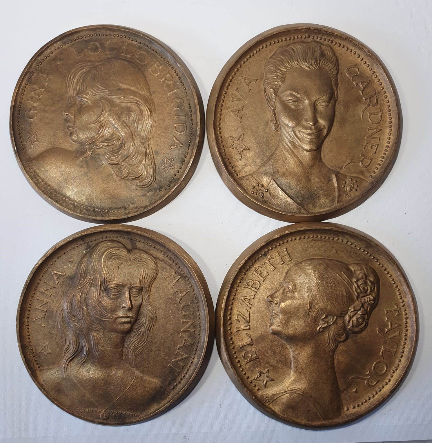 Placche con ritratti di dive anni '60 e placca con Venere "Imperium mundi"