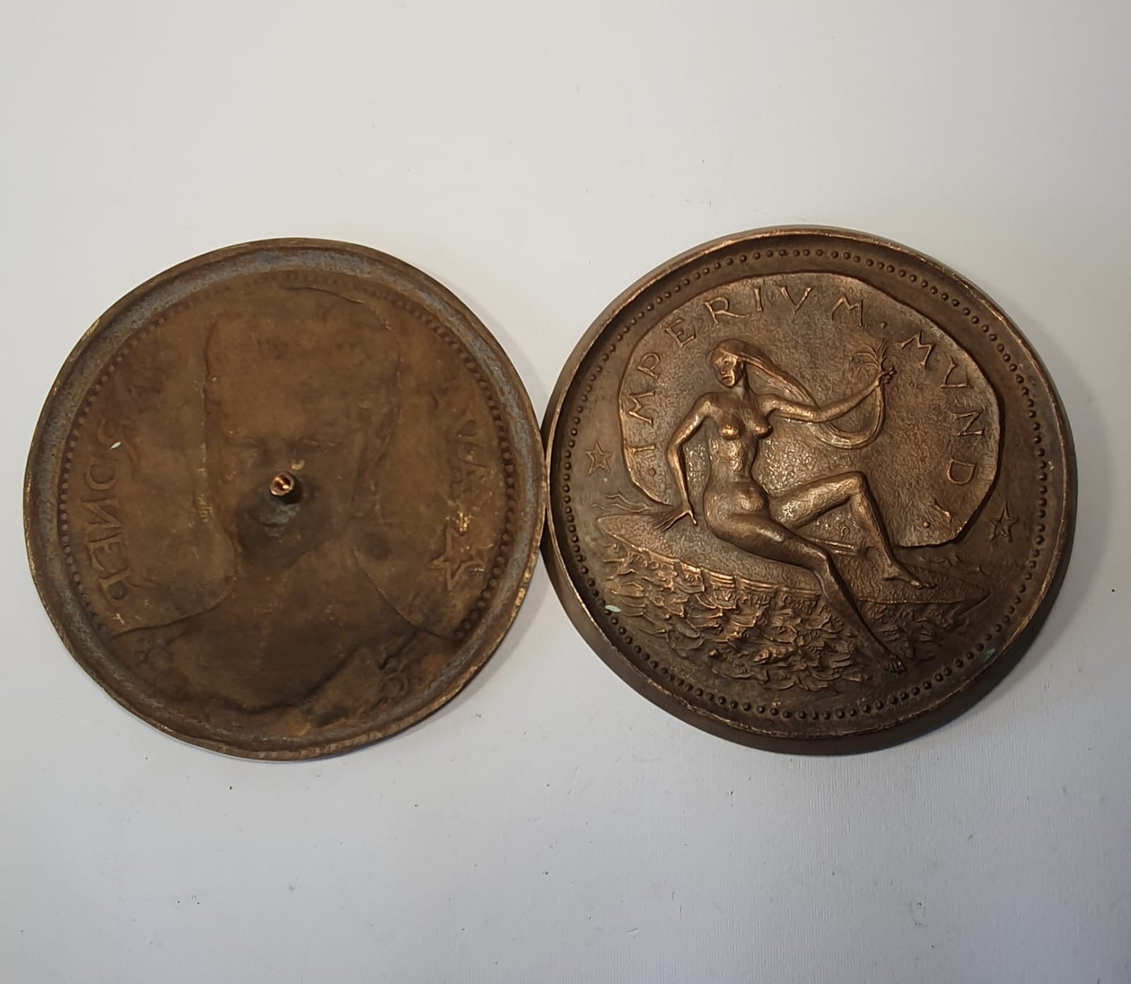 Placche con ritratti di dive anni '60 e placca con Venere "Imperium mundi"