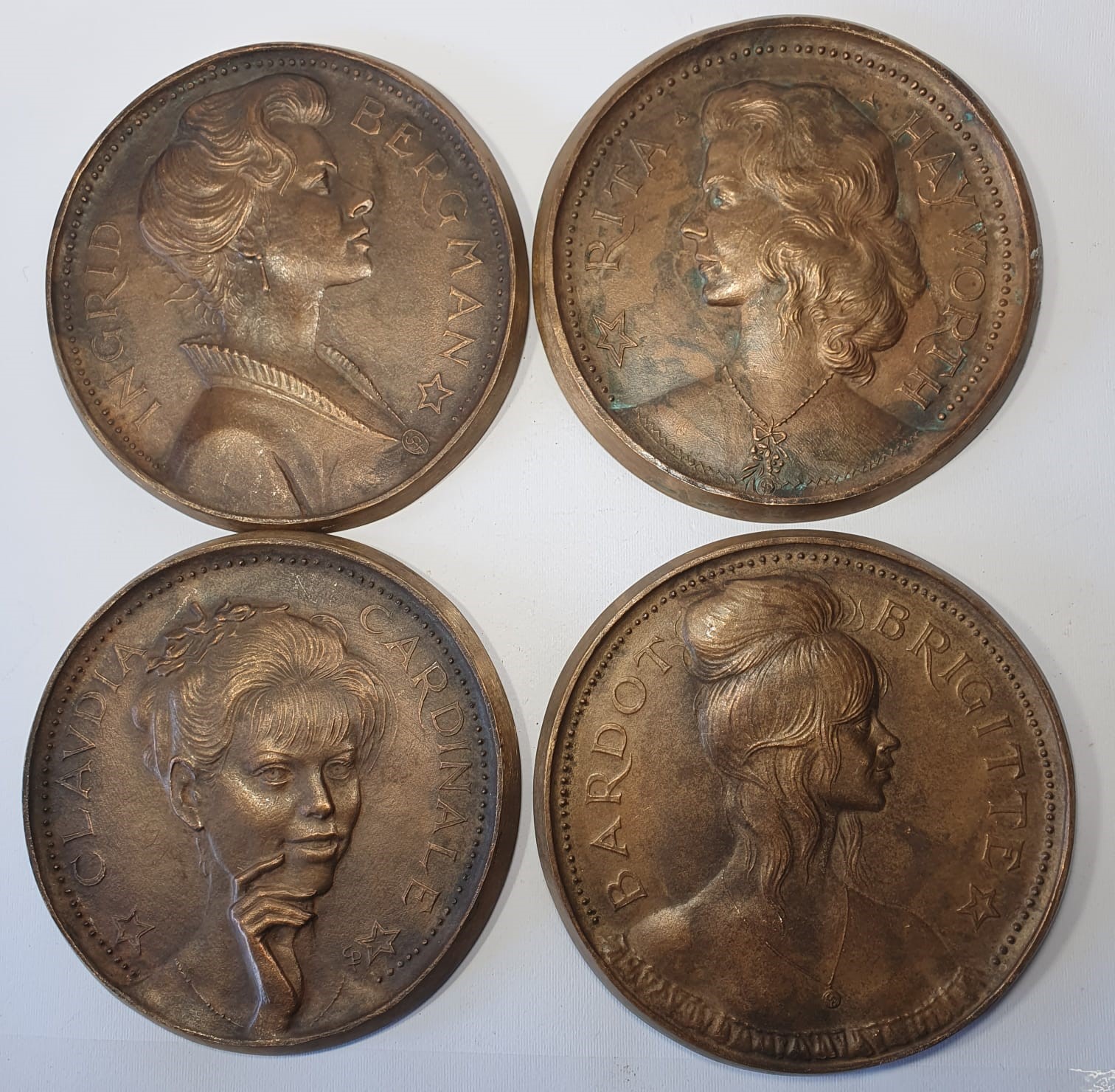 Placche con ritratti di dive anni '60 e placca con Venere "Imperium mundi"