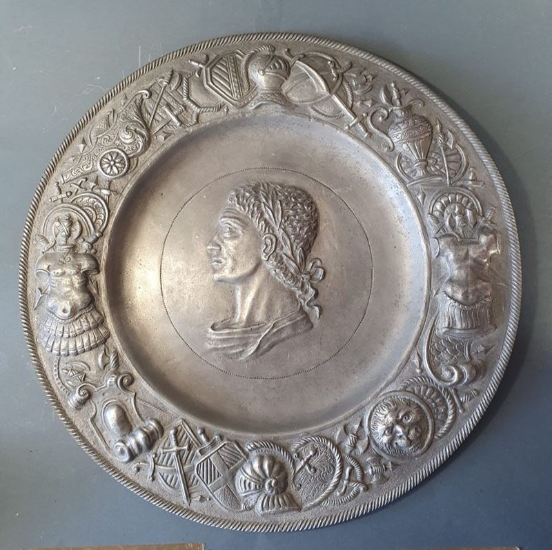 Vassoio da parata con profilo di imperatore romano e panoplie