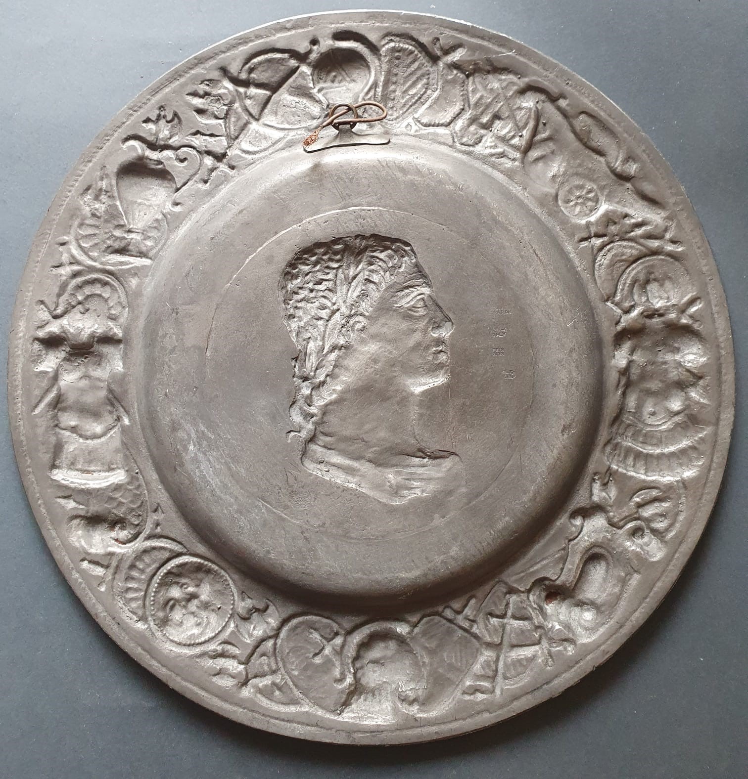 Vassoio da parata con profilo di imperatore romano e panoplie