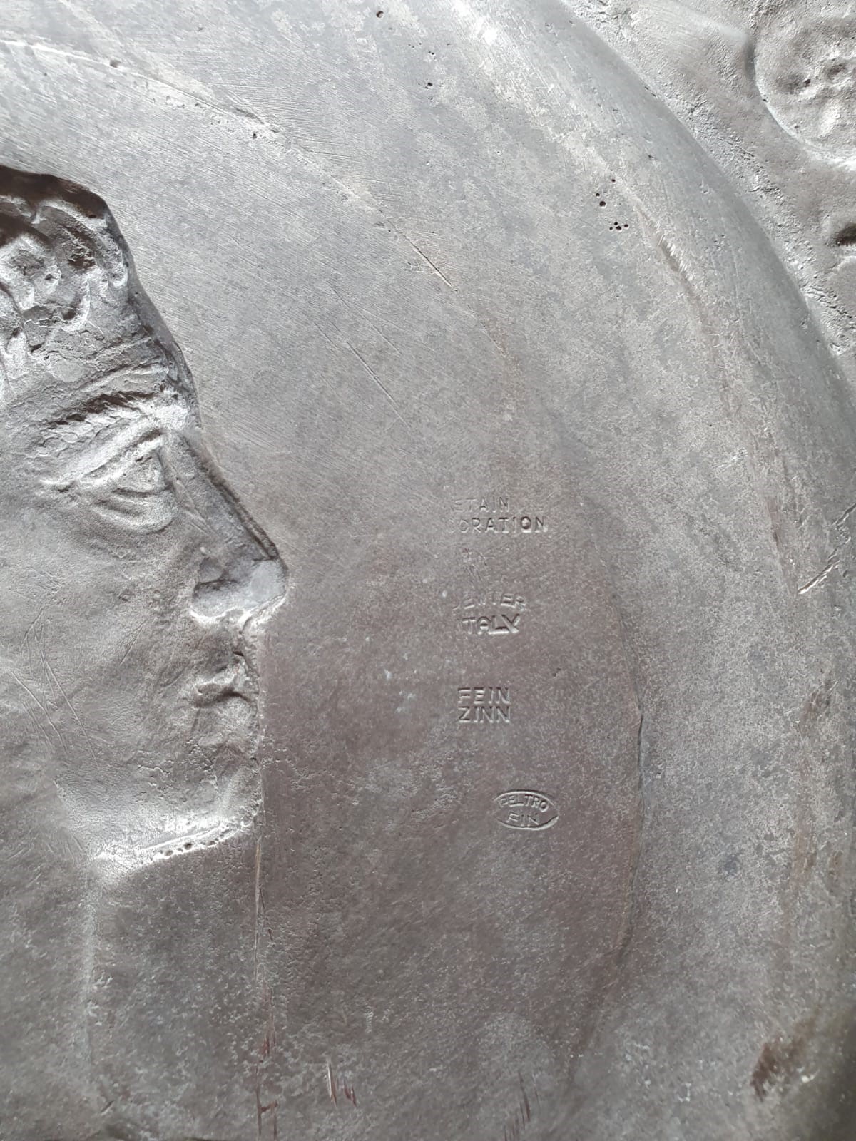 Vassoio da parata con profilo di imperatore romano e panoplie