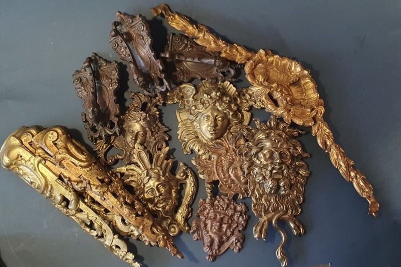 Gruppo di decorazioni per mobili