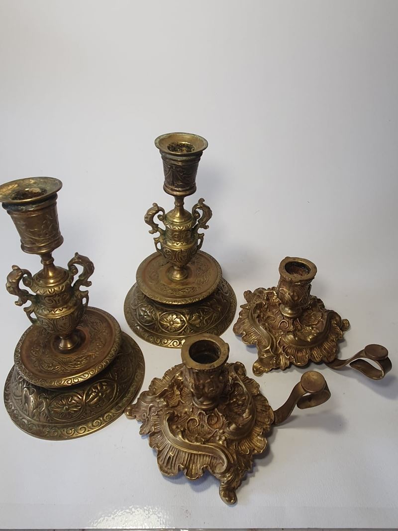 Coppia di candelieri bulinati e coppia di candelieri barocchetto