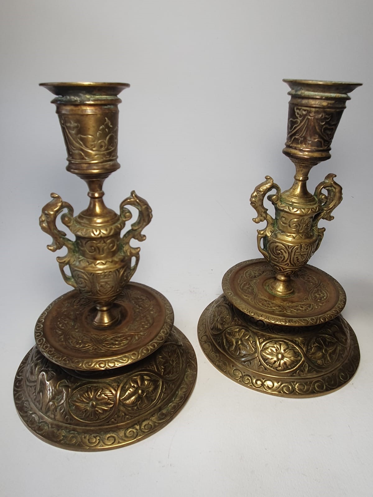 Coppia di candelieri bulinati e coppia di candelieri barocchetto