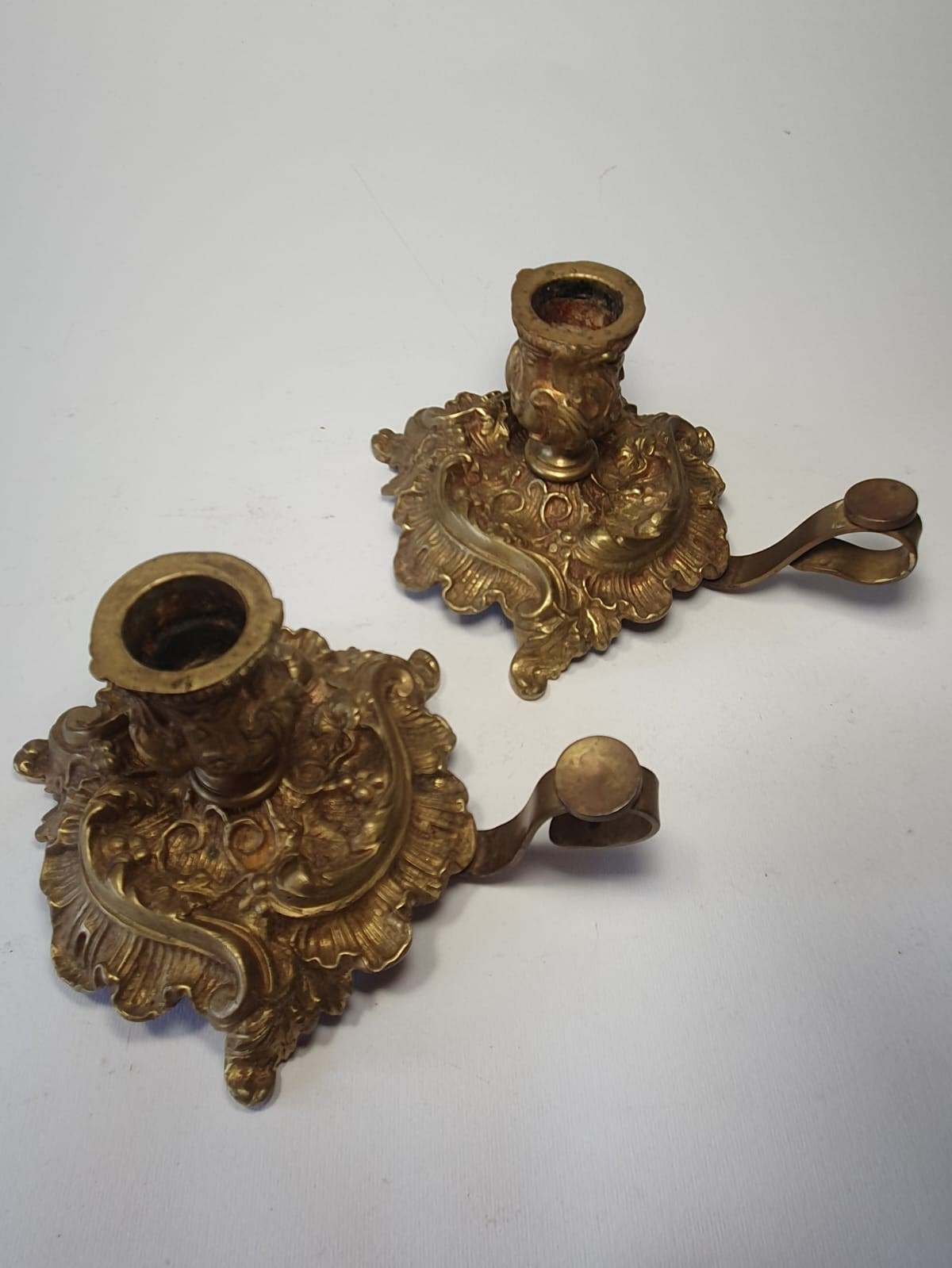 Coppia di candelieri bulinati e coppia di candelieri barocchetto