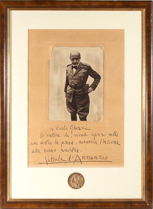 D'Annunzio, Gabriele - Foto con dedica, firma e medaglia