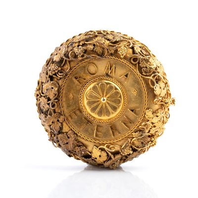 XIX secolo, Spilla “Roma Eterna” in oro giallo con decorazione a rilievo e granulazione