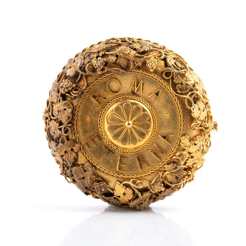 XIX secolo, Spilla “Roma Eterna” in oro giallo con decorazione a rilievo e granulazione