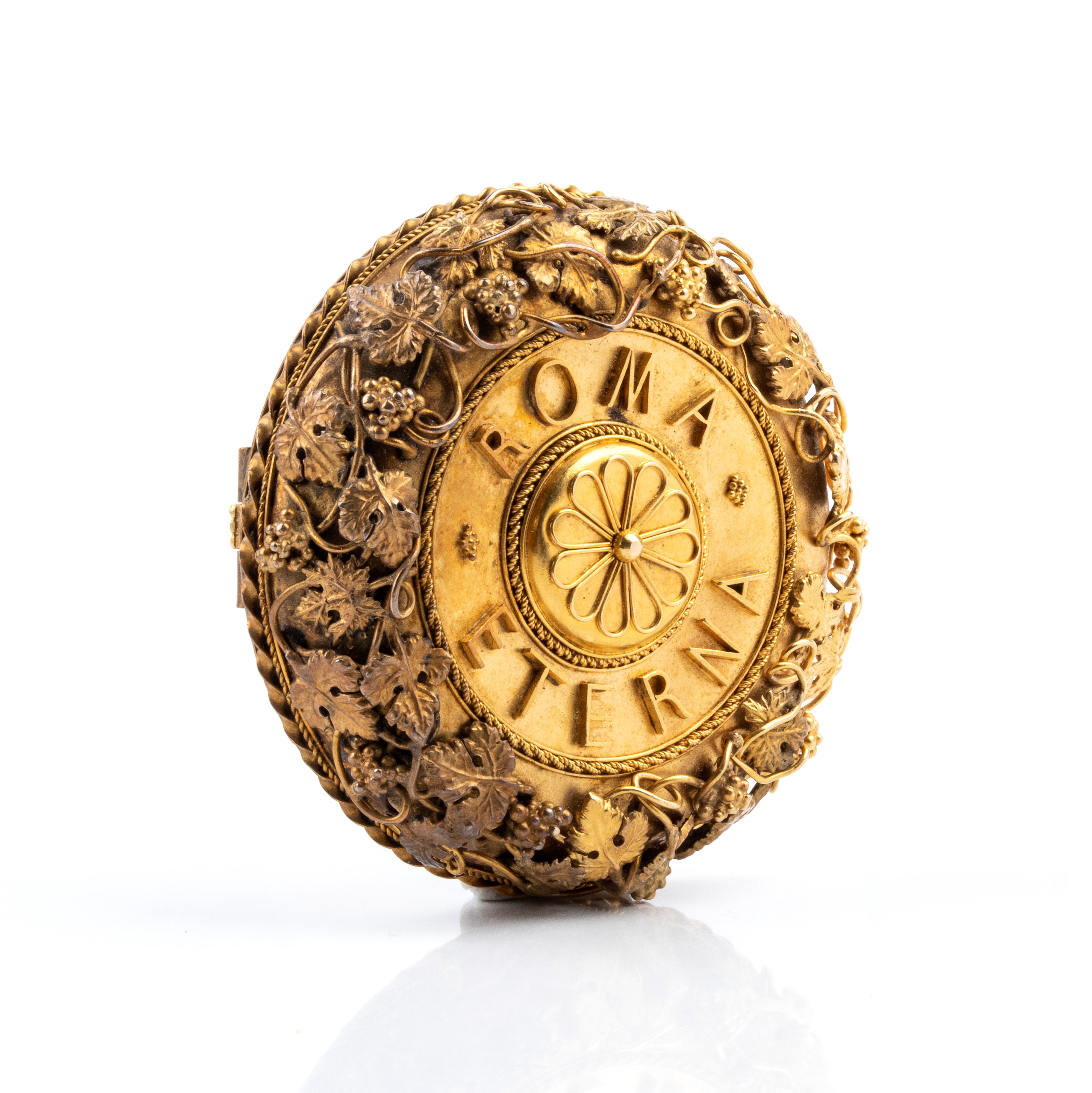 XIX secolo, Spilla “Roma Eterna” in oro giallo con decorazione a rilievo e granulazione