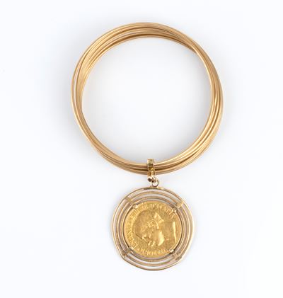 Bracciale a cerchi in oro giallo 18k con pendente a moneta da 50 Lire (Vittorio Emanuele III), fi...