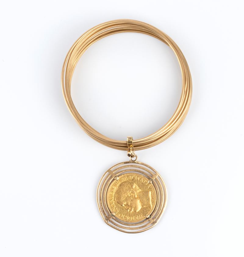 Bracciale a cerchi in oro giallo 18k con pendente a moneta da 50 Lire (Vittorio Emanuele III), fi...