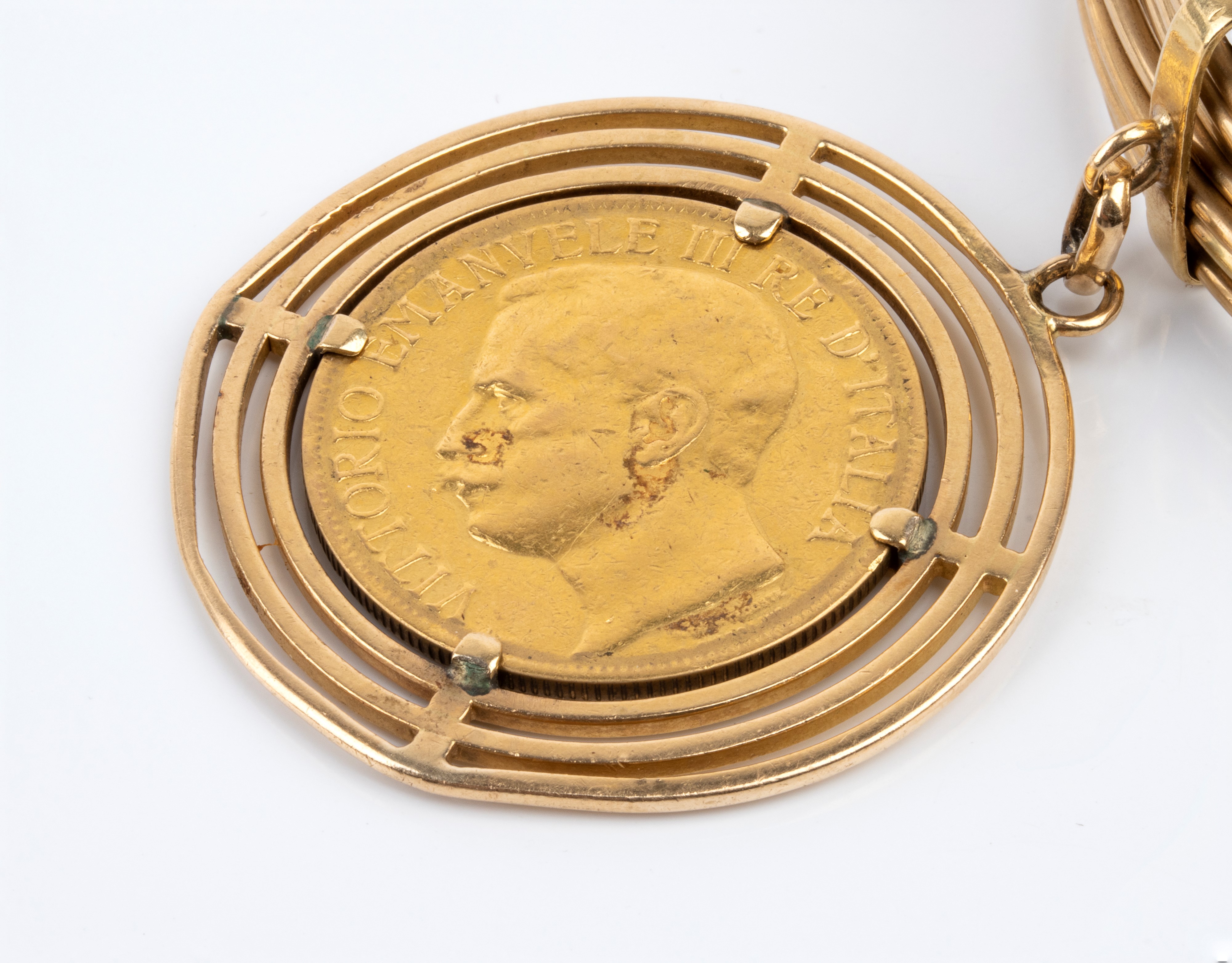 Bracciale a cerchi in oro giallo 18k con pendente a moneta da 50 Lire (Vittorio Emanuele III), fi...