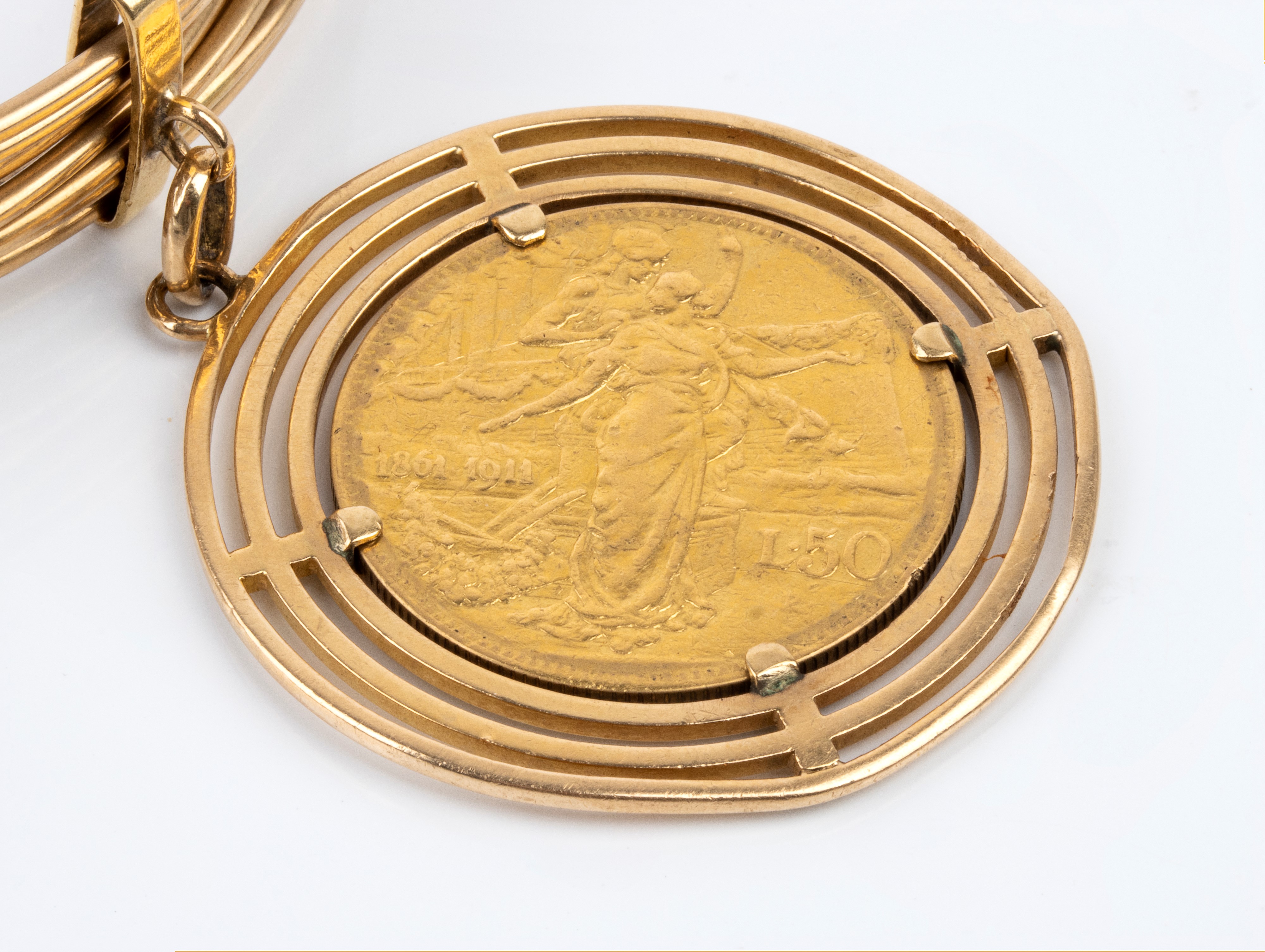 Bracciale a cerchi in oro giallo 18k con pendente a moneta da 50 Lire (Vittorio Emanuele III), fi...