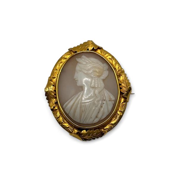 Shell cameo gold brooch