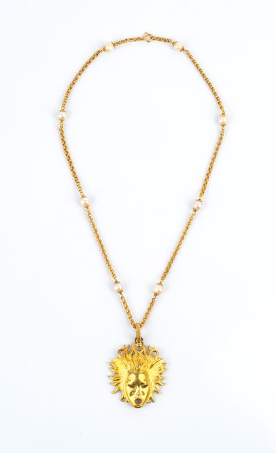 Girocollo in oro giallo 18k con perle coltivate e pendente a maschera femminile
