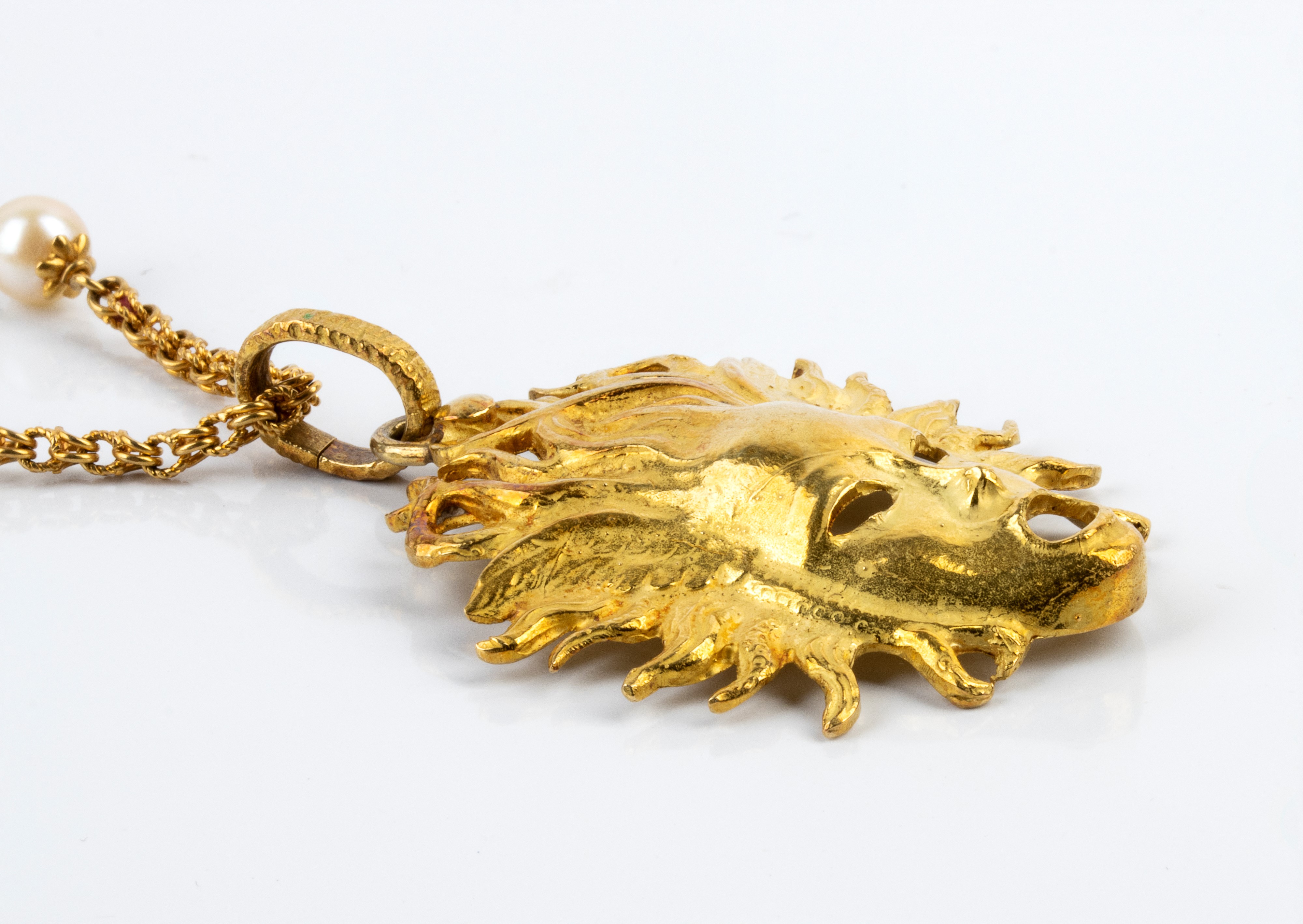 Unoaerre - Girocollo in oro giallo 18k con perle coltivate e pendente a maschera femminile