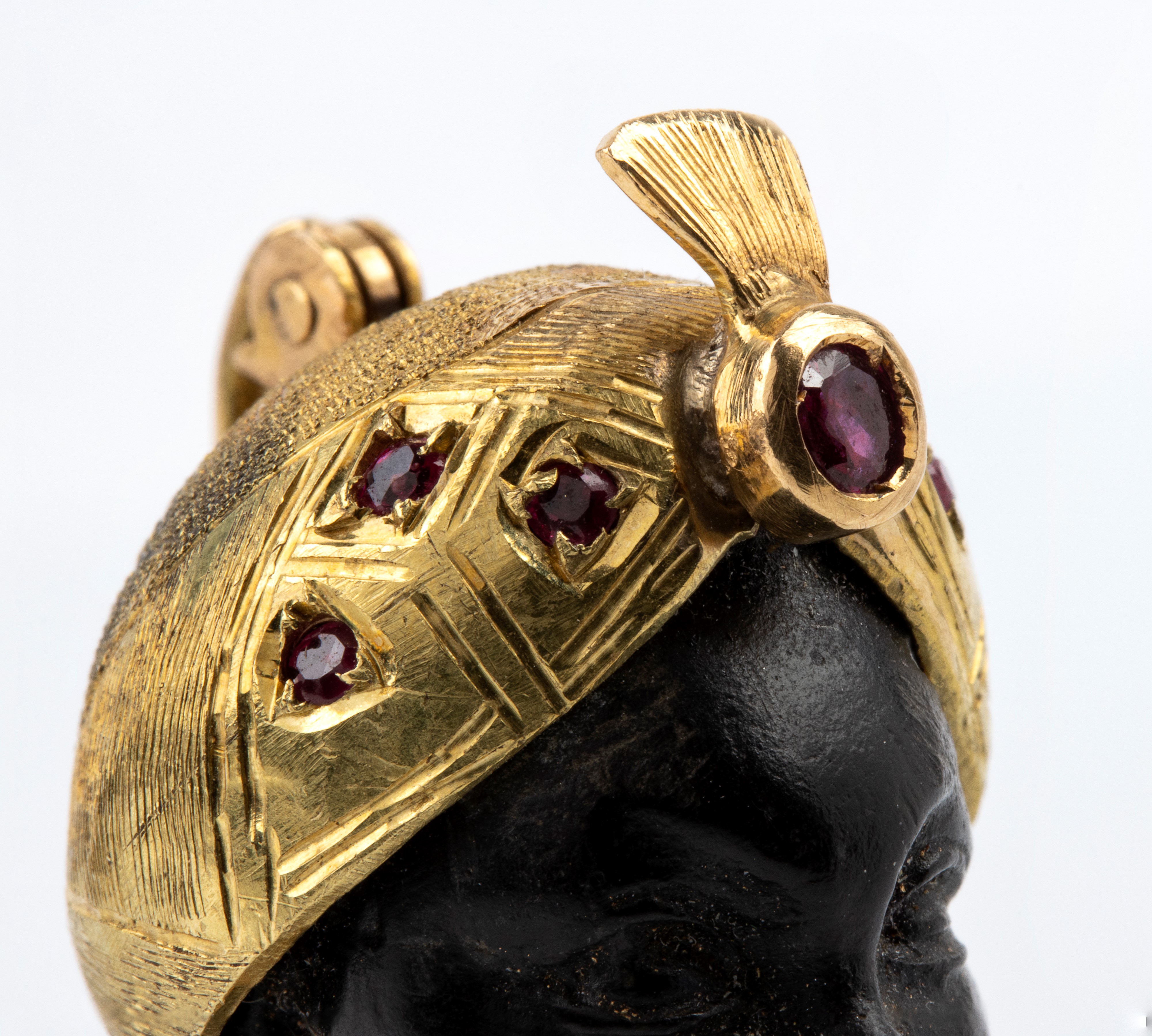 Spilla Moretto Veneziano, oro giallo 18k, pasta vitrea e rubini