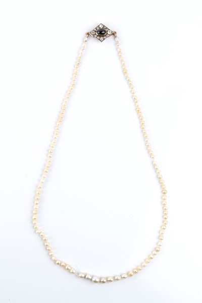 Collana di perle di fiume con fermezza in oro e argento, tormalina cabochon e diamanti
