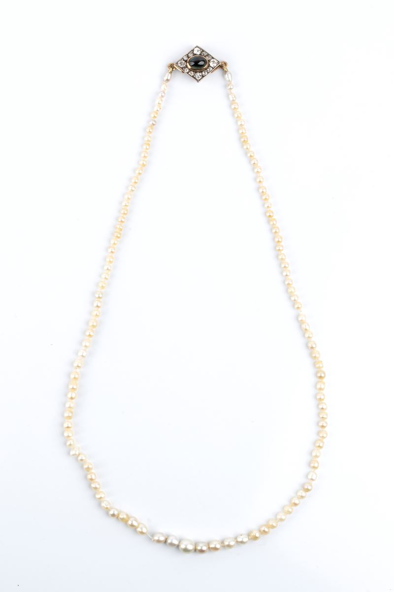 Collana di perle di fiume con fermezza in oro e argento, tormalina cabochon e diamanti