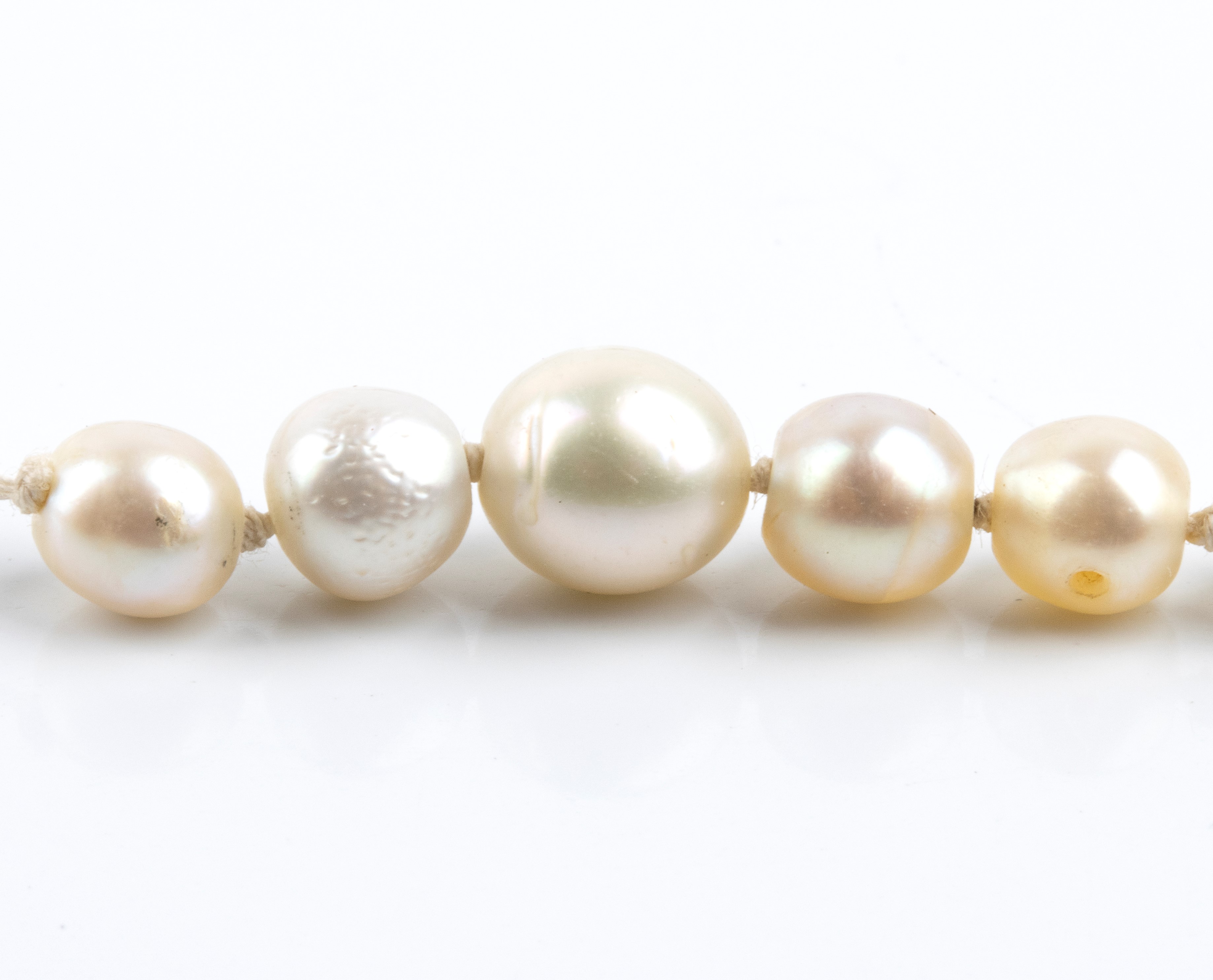 Collana di perle di fiume con fermezza in oro e argento, tormalina cabochon e diamanti
