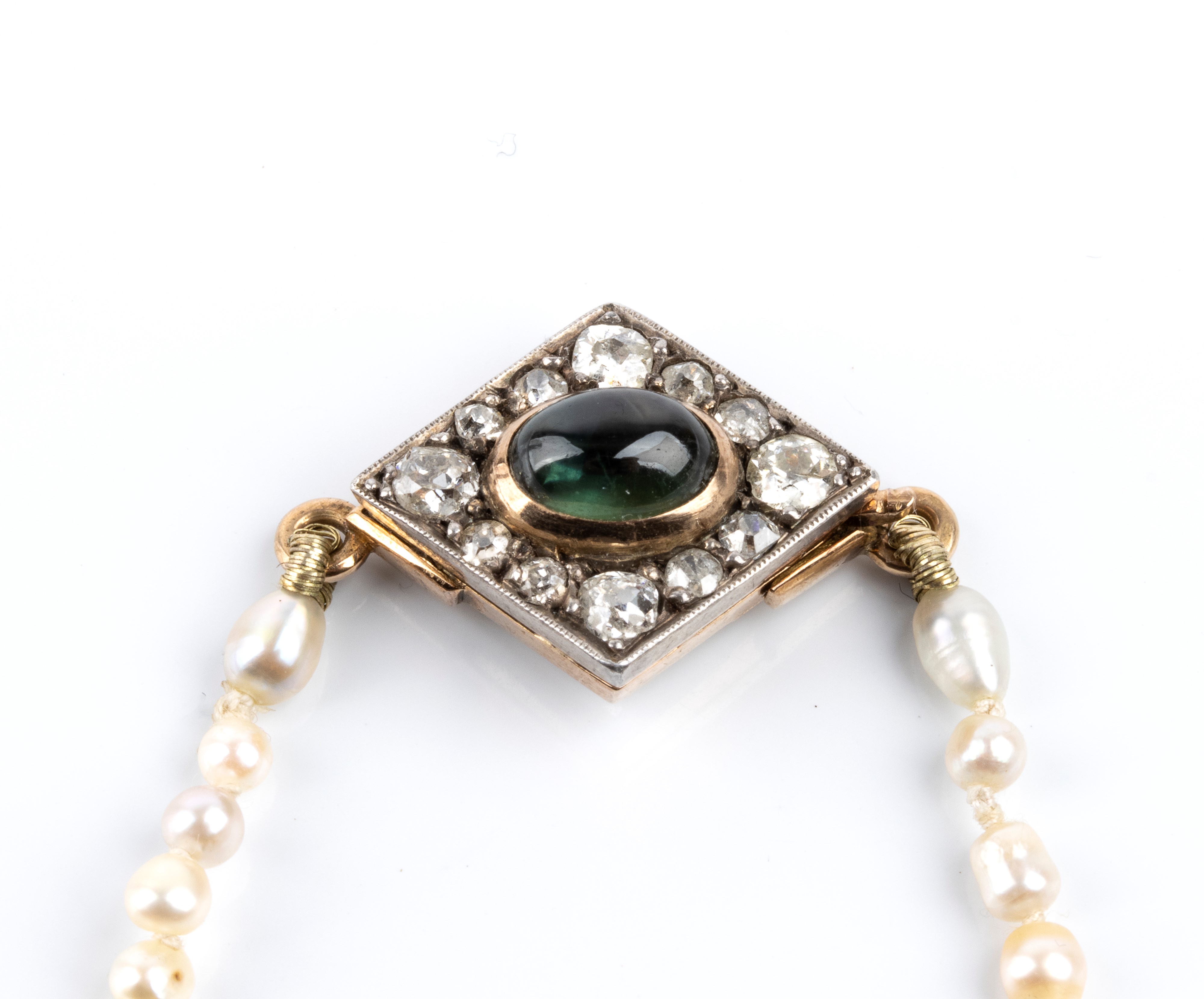 Collana di perle di fiume con fermezza in oro e argento, tormalina cabochon e diamanti