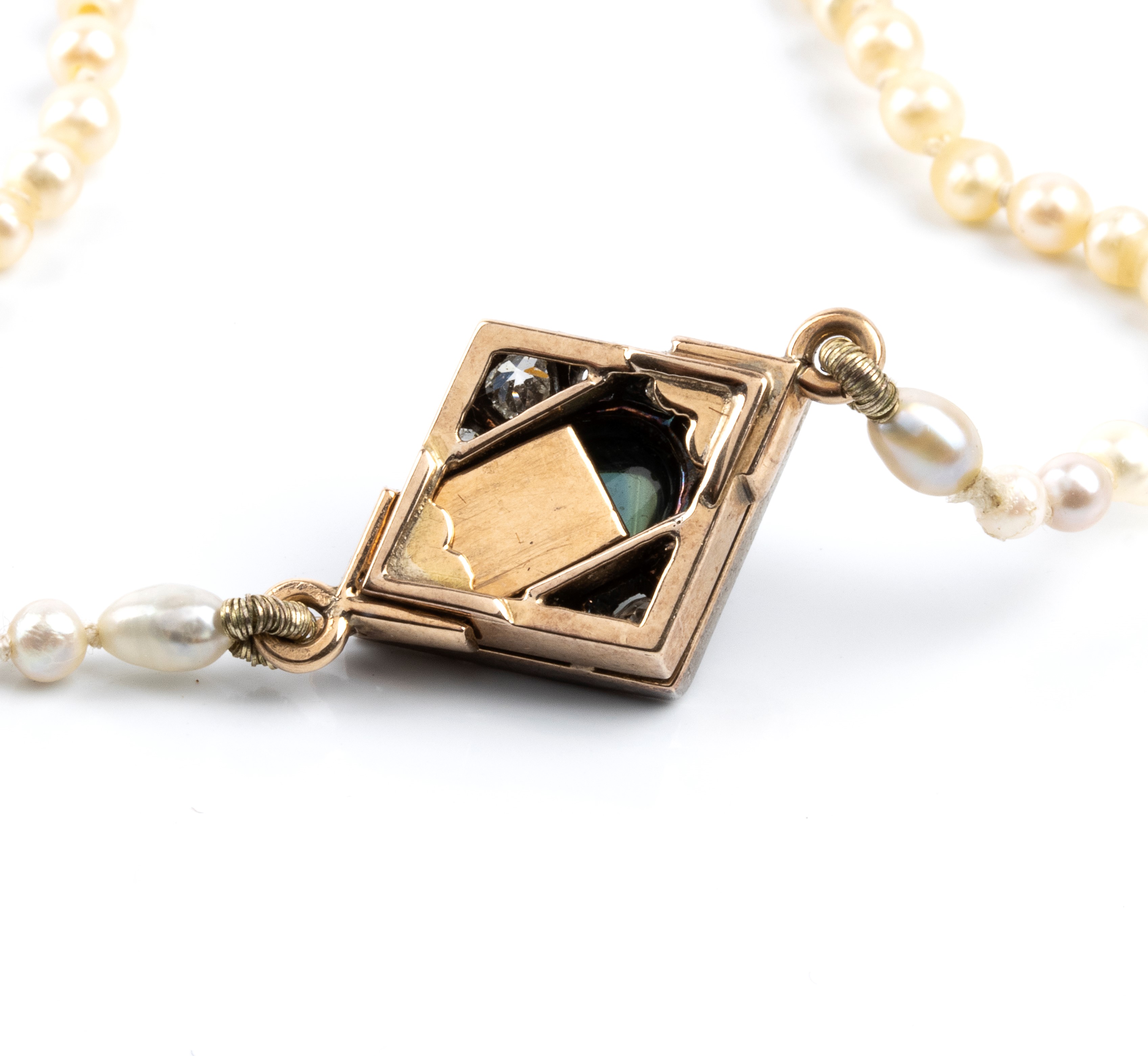Collana di perle di fiume con fermezza in oro e argento, tormalina cabochon e diamanti
