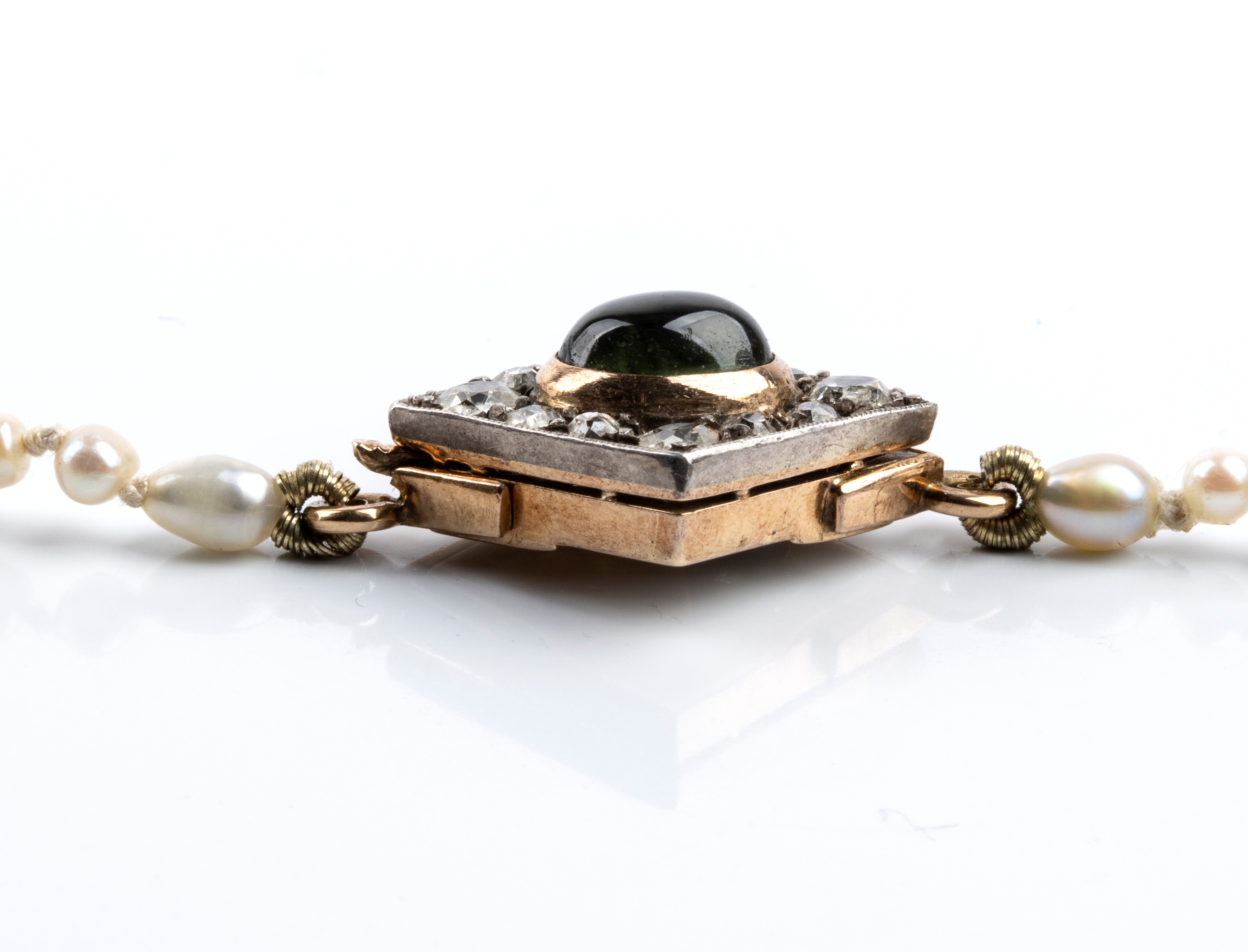 Collana di perle di fiume con fermezza in oro e argento, tormalina cabochon e diamanti