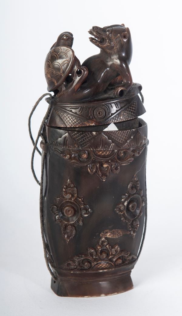 Recipiente in corno con drago